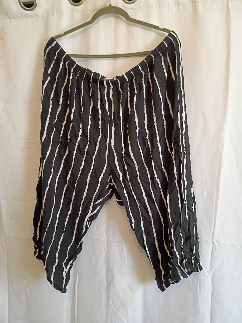 Striped Black Wide-Leg Capris with Elastic Waist Says 5xl But Runs Small